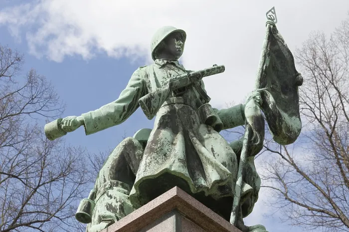 Gerahmter Druck : Sowjetischer Soldat mit Waffe und Flagge. Gerahmter Druck : Sowjetischer Soldat mit Waffe und Flagge.