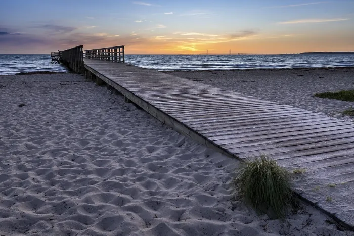 Gerahmter Druck : Großer, leerer Strand mit Pier.