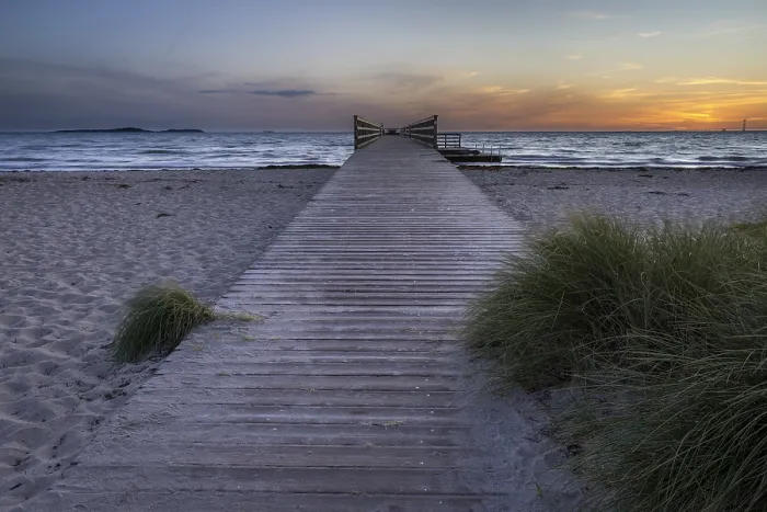 Gerahmter Druck : Breiter, leerer Strand mit Pier. Gerahmter Druck : Breiter, leerer Strand mit Pier.