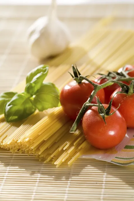 Gerahmter Druck : Spaghetti, Basilikum, Tomaten, Knoblauch Gerahmter Druck : Spaghetti, Basilikum, Tomaten, Knoblauch