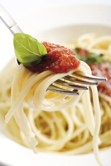 Gerahmter Druck : Spaghetti Bolognese auf einem Gabelschaft. Gerahmter Druck : Spaghetti Bolognese auf einem Gabelschaft.