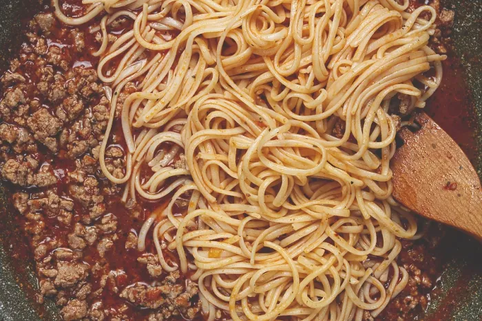 Gerahmter Druck : Spaghetti Bolognese, top view, in einer Pfanne. Gerahmter Druck : Spaghetti Bolognese, top view, in einer Pfanne.