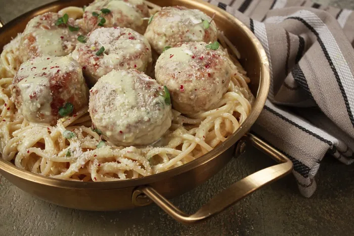 Gerahmter Druck : Spaghetti mit Hähnchen-Meatballs Gerahmter Druck : Spaghetti mit Hähnchen-Meatballs