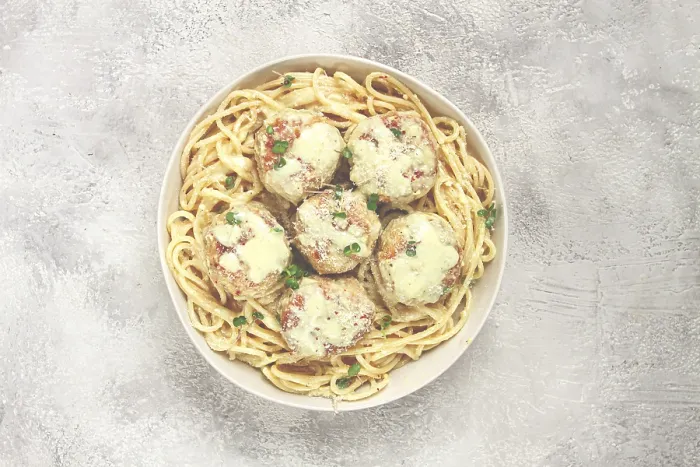 Gerahmter Druck : Spaghetti mit Hähnchen-Meatballs