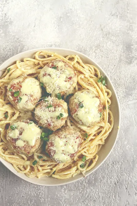 Gerahmter Druck : Spaghetti mit Hühnchen-Meatballs Gerahmter Druck : Spaghetti mit Hühnchen-Meatballs