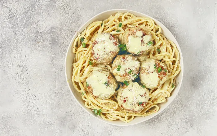 Gerahmter Druck : Spaghetti mit Hähnchen-Meatballs Gerahmter Druck : Spaghetti mit Hähnchen-Meatballs