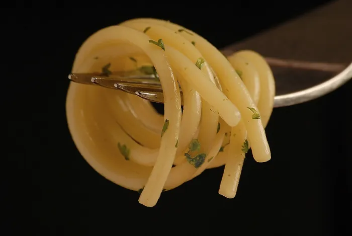 Gerahmter Druck : Spaghetti auf einem Gabelstiel Gerahmter Druck : Spaghetti auf einem Gabelstiel