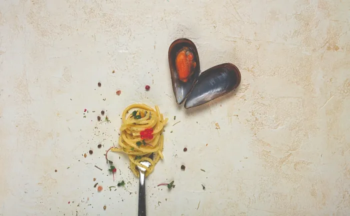 Gerahmter Druck : Spaghetti auf einer Gabel, Muschel. Gerahmter Druck : Spaghetti auf einer Gabel, Muschel.