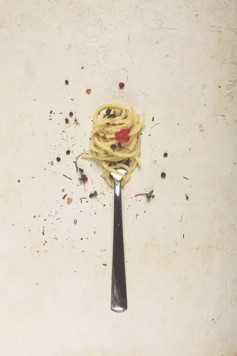 Gerahmter Druck : Spaghetti auf einem Gabelstiel, auf dem Tisch. Gerahmter Druck : Spaghetti auf einem Gabelstiel, auf dem Tisch.