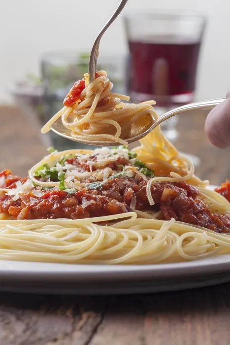 Gerahmter Druck : Spaghetti mit Tomatensauce auf einem Teller. Gerahmter Druck : Spaghetti mit Tomatensauce auf einem Teller.