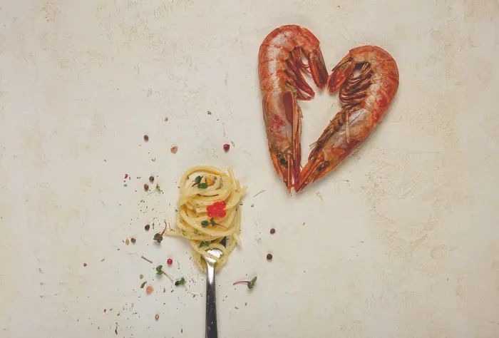 Gerahmter Druck : Spaghetti auf einem Gabelschaft gewickelt, Langustenherzform.