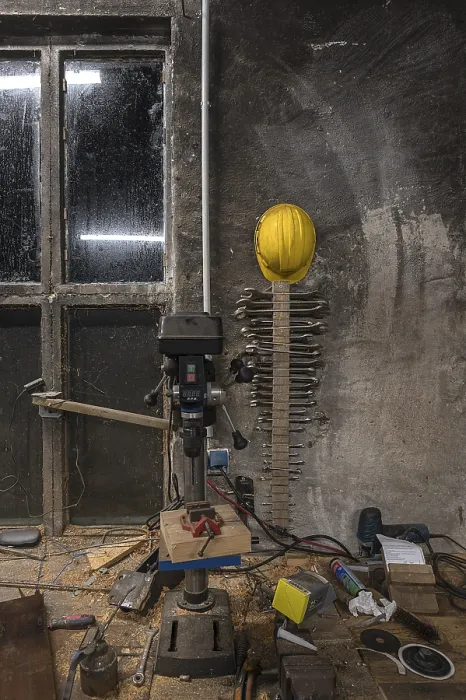 Gerahmter Druck : Spanner und Baumschutzweste an der Wand eines Werkstatt. Gerahmter Druck : Spanner und Baumschutzweste an der Wand eines Werkstatt.