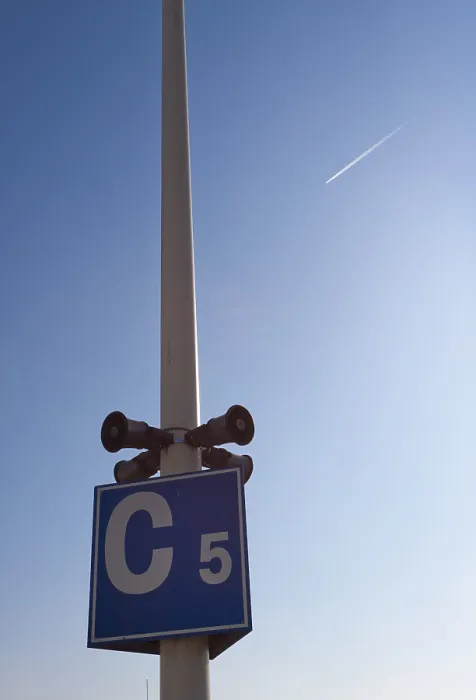 Gerahmter Druck : Sprecher auf einem Laternenmast. Gerahmter Druck : Sprecher auf einem Laternenmast.