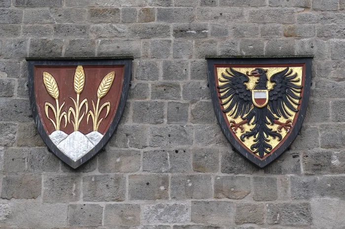 Gerahmter Druck : Weizen und Adler im Wappen am Wörnitztor. Gerahmter Druck : Weizen und Adler im Wappen am Wörnitztor.