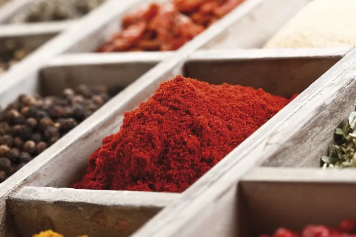 Gerahmter Druck : Würze in einem Kasten, Paprika. Gerahmter Druck : Würze in einem Kasten, Paprika.
