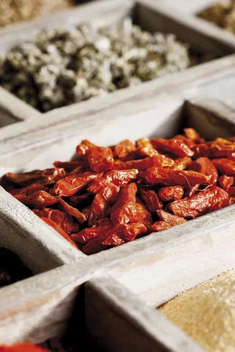 Gerahmter Druck : Würze in einem Kasten, getrocknete Chilis. Gerahmter Druck : Würze in einem Kasten, getrocknete Chilis.