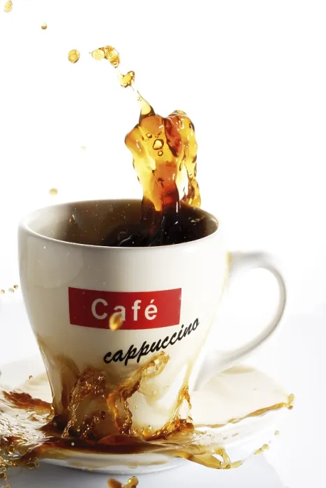 Gerahmter Druck : Überlaufender Kaffeebecher Gerahmter Druck : Überlaufender Kaffeebecher
