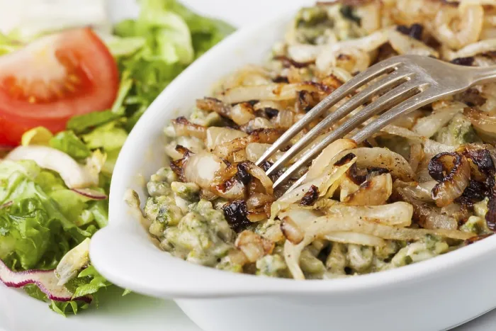 Gerahmter Druck : Spinatspaetzle mit Gabel. Gerahmter Druck : Spinatspaetzle mit Gabel.