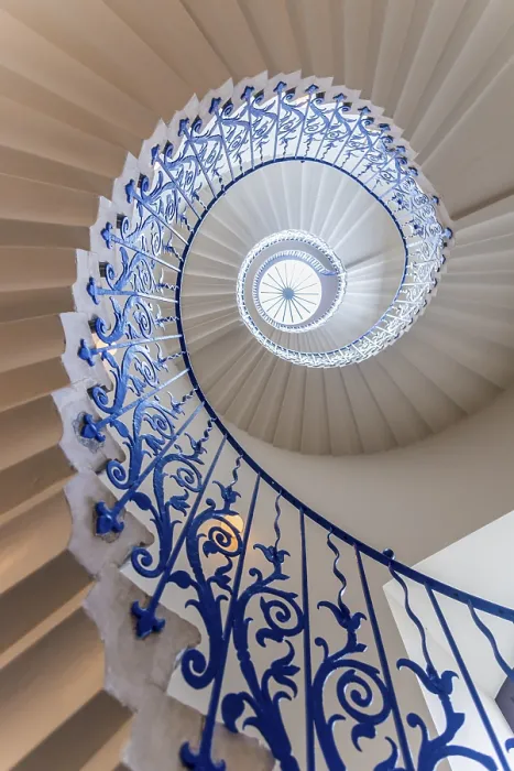 Gerahmter Druck : Treppe mit blauem Geländer Gerahmter Druck : Treppe mit blauem Geländer