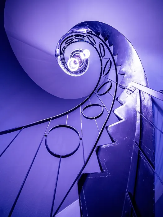 Gerahmter Druck : Spiral-treppe, violett, Unendlichkeit. Gerahmter Druck : Spiral-treppe, violett, Unendlichkeit.