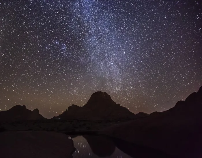 Gerahmter Druck : Spitzkoppe vor einem sternenklaren Himmel. Gerahmter Druck : Spitzkoppe vor einem sternenklaren Himmel.