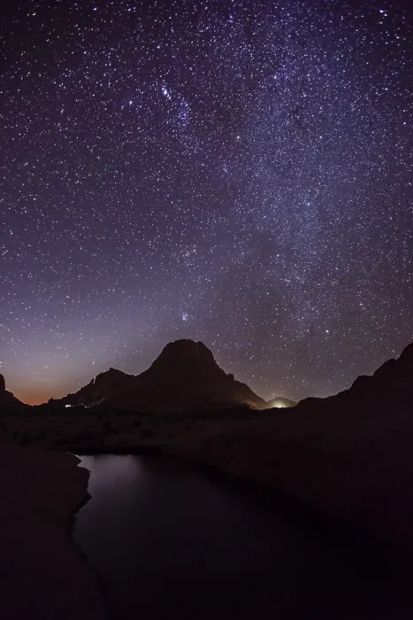 Gerahmter Druck : Spitzkoppe vor einem sternennen Himmel. Gerahmter Druck : Spitzkoppe vor einem sternennen Himmel.