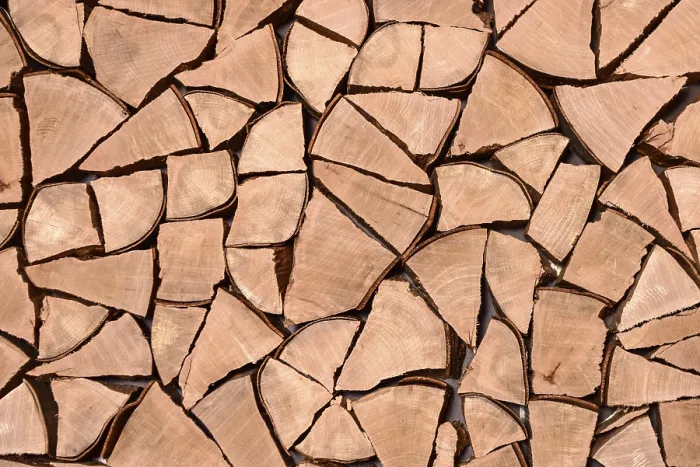 Gerahmter Druck : Holzscheite als Wandverkleidung, Schweiz