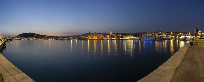 Gerahmter Druck : Hafen von Split, blaue Stunde, Panoramabild Gerahmter Druck : Hafen von Split, blaue Stunde, Panoramabild