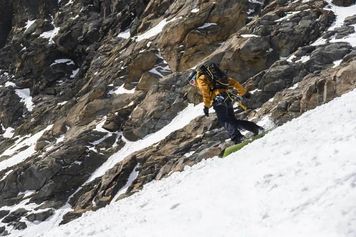 Gerahmter Druck : Splitboarder, die eine steile Piste hinabgleiten. Gerahmter Druck : Splitboarder, die eine steile Piste hinabgleiten.