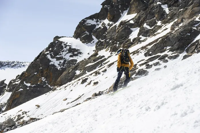 Gerahmter Druck : Splitboarder, die eine steile Piste hinabgleiten. Gerahmter Druck : Splitboarder, die eine steile Piste hinabgleiten.