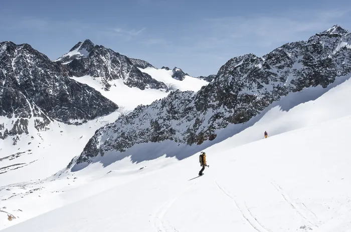 Gerahmter Druck : Splitboarder auf dem Abfahrt, Berge im Winter. Gerahmter Druck : Splitboarder auf dem Abfahrt, Berge im Winter.