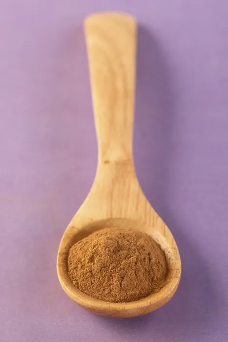 Gerahmter Druck : Löffel mit Zimt.