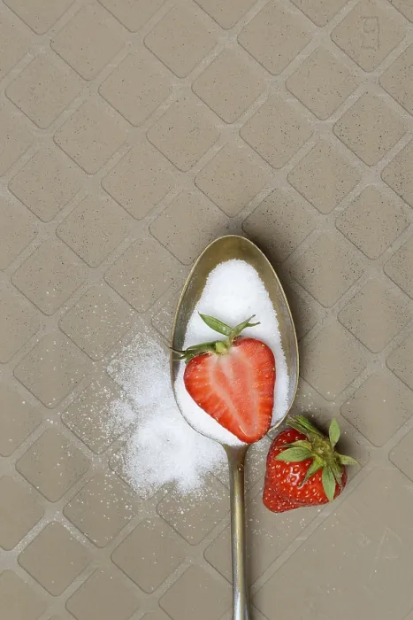 Gerahmter Druck : Löffel mit Zucker und Erdbeeren. Gerahmter Druck : Löffel mit Zucker und Erdbeeren.