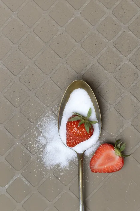 Gerahmter Druck : Löffel mit Zucker und Erdbeeren. Gerahmter Druck : Löffel mit Zucker und Erdbeeren.
