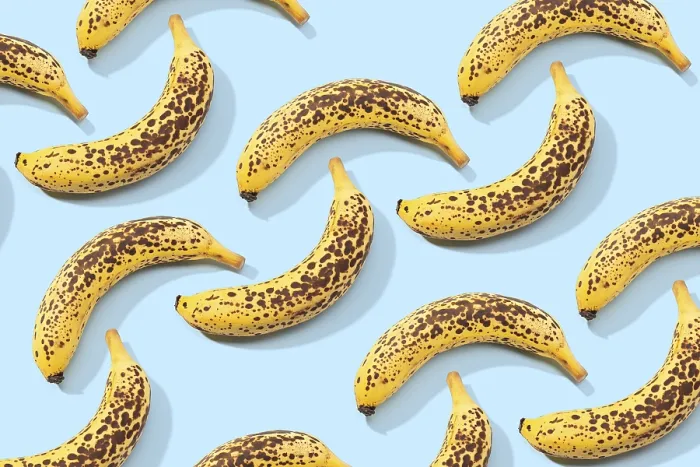 Gerahmter Druck : Gepunkteter Bananenmuster auf blauer Hintergrund. Gerahmter Druck : Gepunkteter Bananenmuster auf blauer Hintergrund.