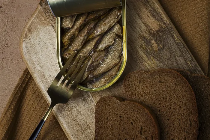 Gerahmter Druck : Sardinen in Butter, mit Schwarzbrot. Gerahmter Druck : Sardinen in Butter, mit Schwarzbrot.