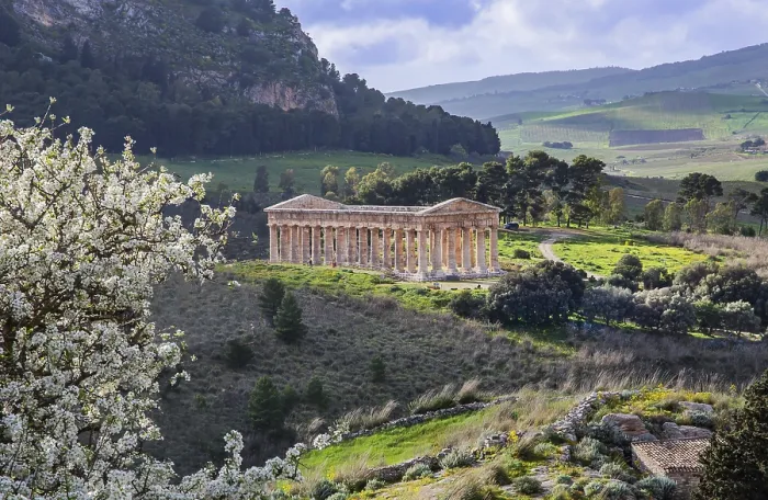 Gerahmter Druck : Frühlingslandschaft mit dem Tempel von Segesta. Gerahmter Druck : Frühlingslandschaft mit dem Tempel von Segesta.