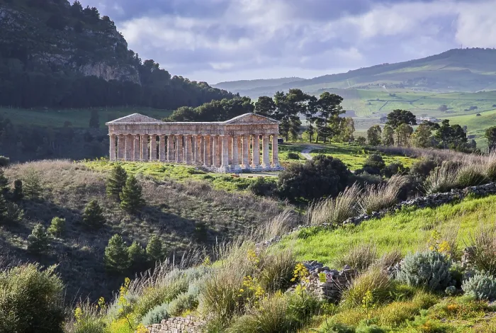 Gerahmter Druck : Frühlingslandschaft mit dem Tempel von Segesta. Gerahmter Druck : Frühlingslandschaft mit dem Tempel von Segesta.