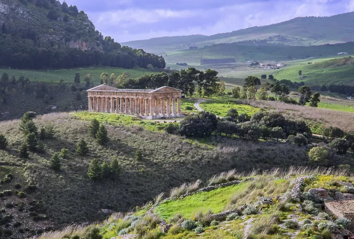 Gerahmter Druck : Frühlingslandschaft mit dem Tempel von Segesta. Gerahmter Druck : Frühlingslandschaft mit dem Tempel von Segesta.