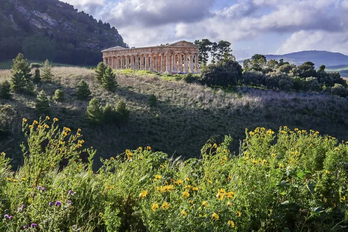 Gerahmter Druck : Frühlingslandschaft mit dem Tempel von Segesta. Gerahmter Druck : Frühlingslandschaft mit dem Tempel von Segesta.