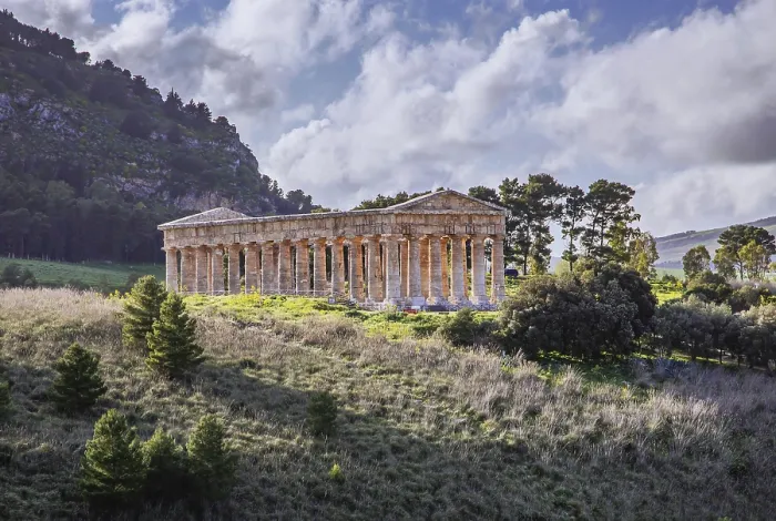 Gerahmter Druck : Frühlingslandschaft mit dem Tempel von Segesta. Gerahmter Druck : Frühlingslandschaft mit dem Tempel von Segesta.