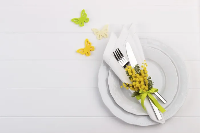 Gerahmter Druck : Frühlingsdining-Tisch mit Blumen und Schmetterlingen. Gerahmter Druck : Frühlingsdining-Tisch mit Blumen und Schmetterlingen.