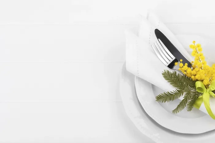 Gerahmter Druck : Frühlingsabendessen mit Mimosen, Osternfeiertag Tischdekoration. Gerahmter Druck : Frühlingsabendessen mit Mimosen, Osternfeiertag Tischdekoration.
