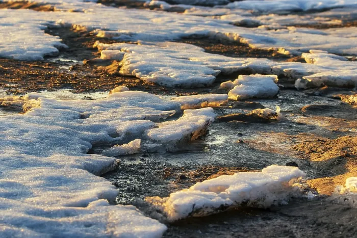 Gerahmter Druck : Frühlingsaufwärmen, Bäche wusch eine Schneeschicht weg. Gerahmter Druck : Frühlingsaufwärmen, Bäche wusch eine Schneeschicht weg.