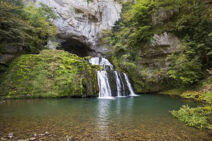 Gerahmter Druck : Frühling und Wasserfall, Quelle du Lison Gerahmter Druck : Frühling und Wasserfall, Quelle du Lison