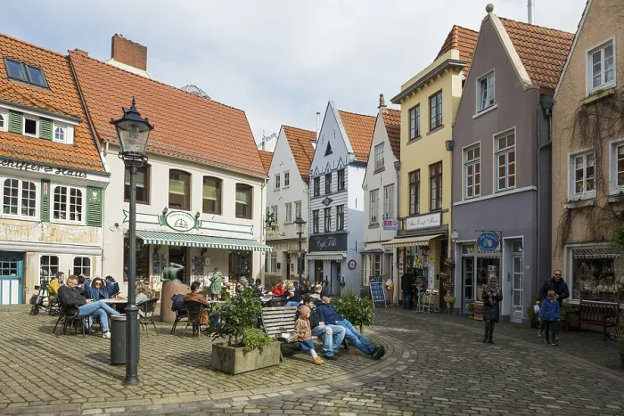 Gerahmter Druck : Platz mit Café, Schnoorviertel. Gerahmter Druck : Platz mit Café, Schnoorviertel.