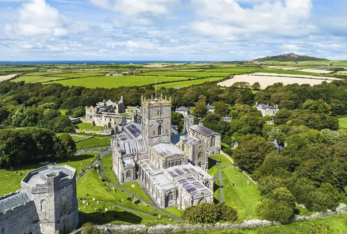 Gerahmter Druck : St Davids Cathedral von einem Drohnen. Gerahmter Druck : St Davids Cathedral von einem Drohnen.