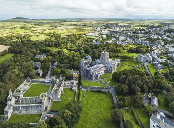 Gerahmter Druck : St Davids Cathedral aus einem Drohnen. Gerahmter Druck : St Davids Cathedral aus einem Drohnen.