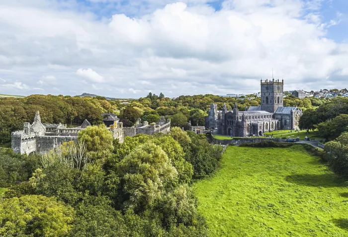 Gerahmter Druck : St Davids Cathedral aus einem Drohnen. Gerahmter Druck : St Davids Cathedral aus einem Drohnen.