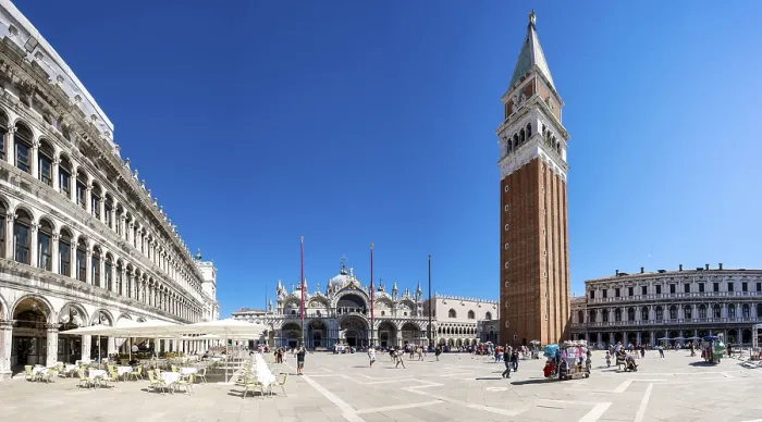 Gerahmter Druck : Piazza San Marco mit Glockenturm Gerahmter Druck : Piazza San Marco mit Glockenturm
